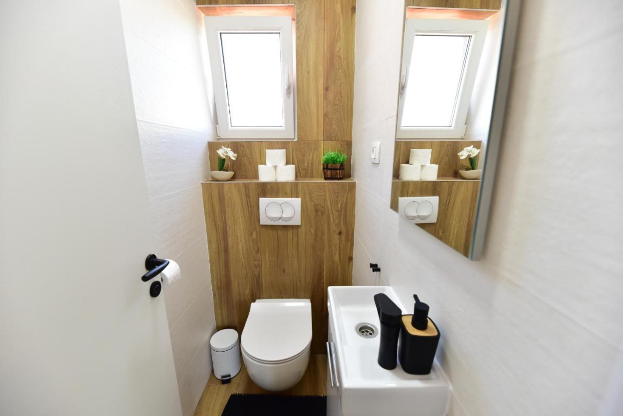 Dora Apartment *