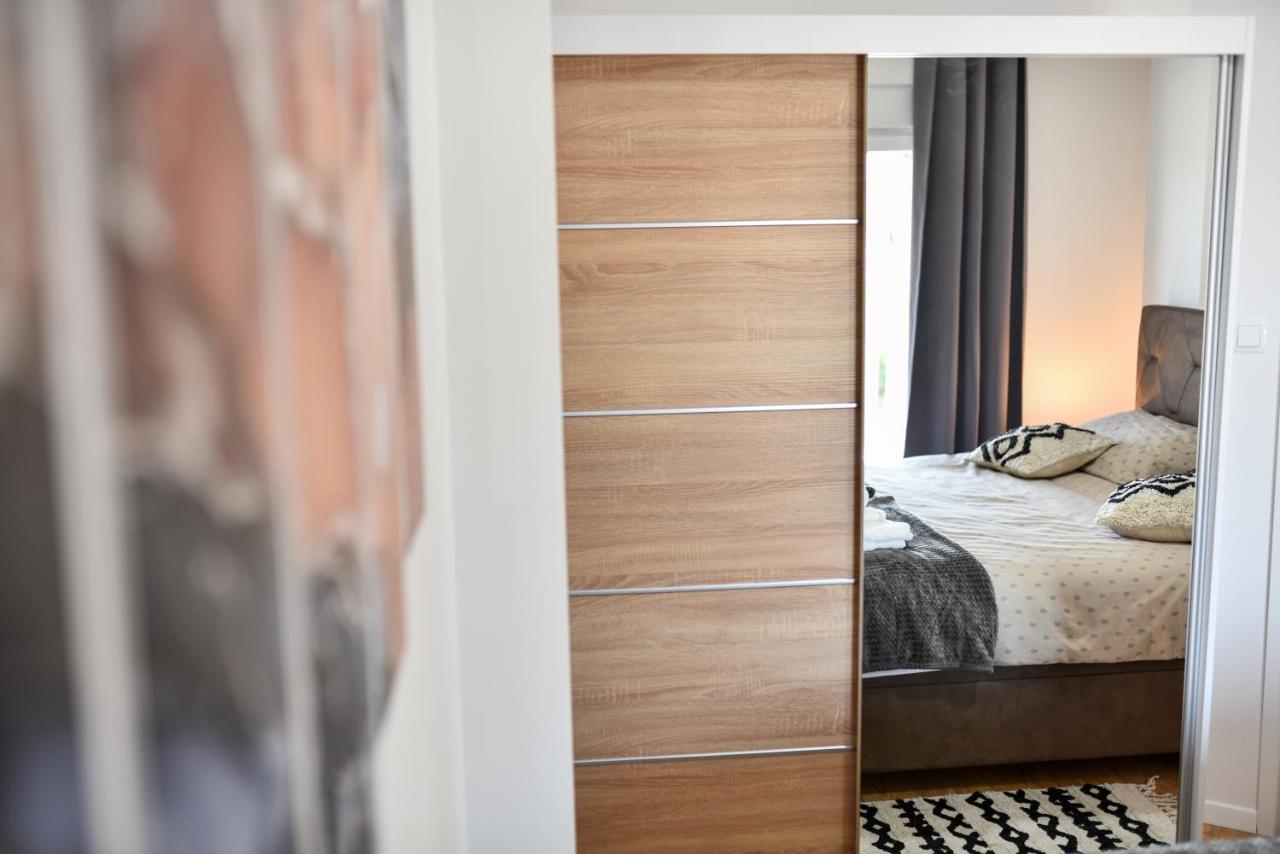 Dora Apartment *